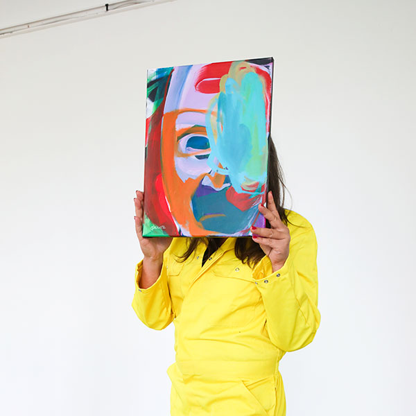 Petra in ihrem Atelier beim Malen