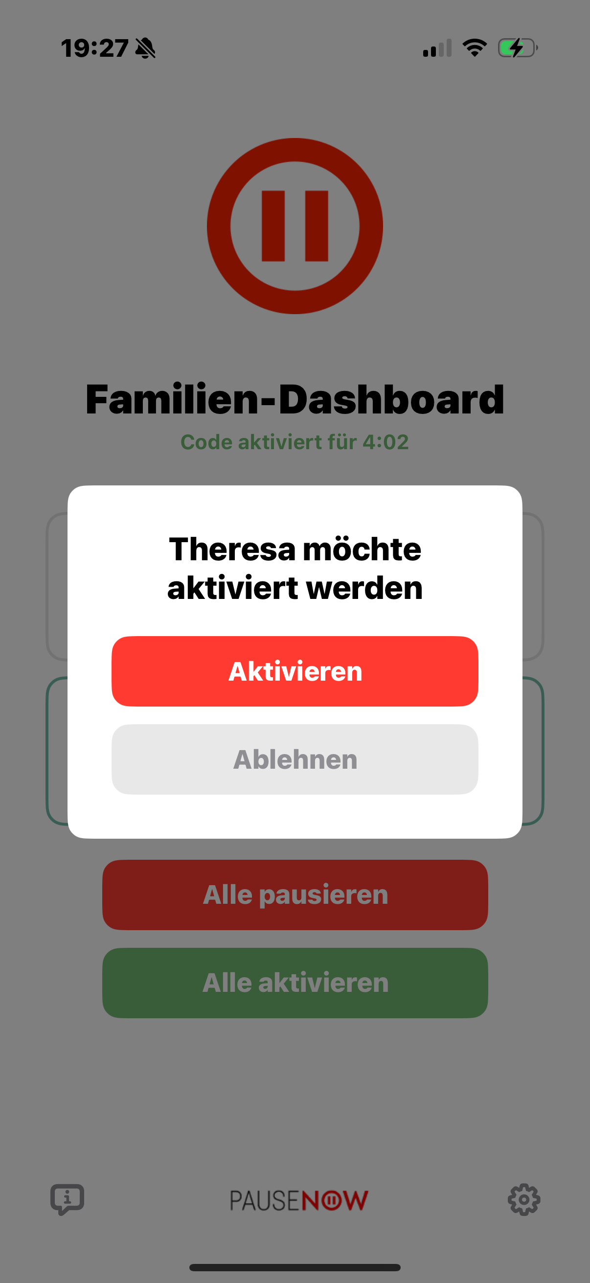 Kind drückt Entsperren-Button